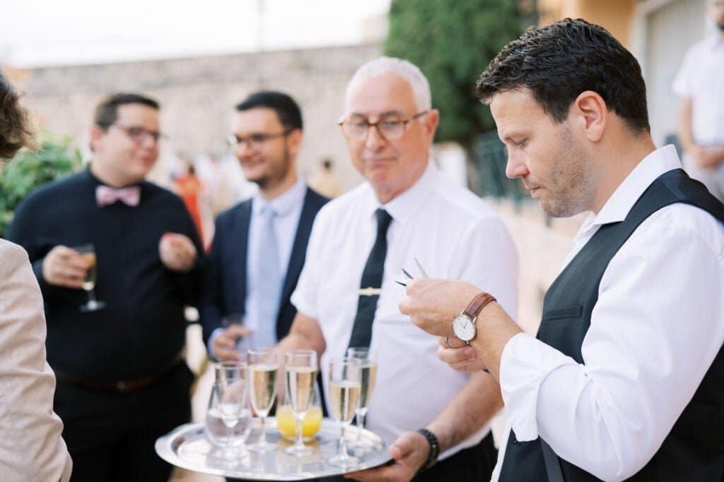 Morlon Silhouettiste d'évènement en train de découper les portraits des invités à un évènement d'entreprise