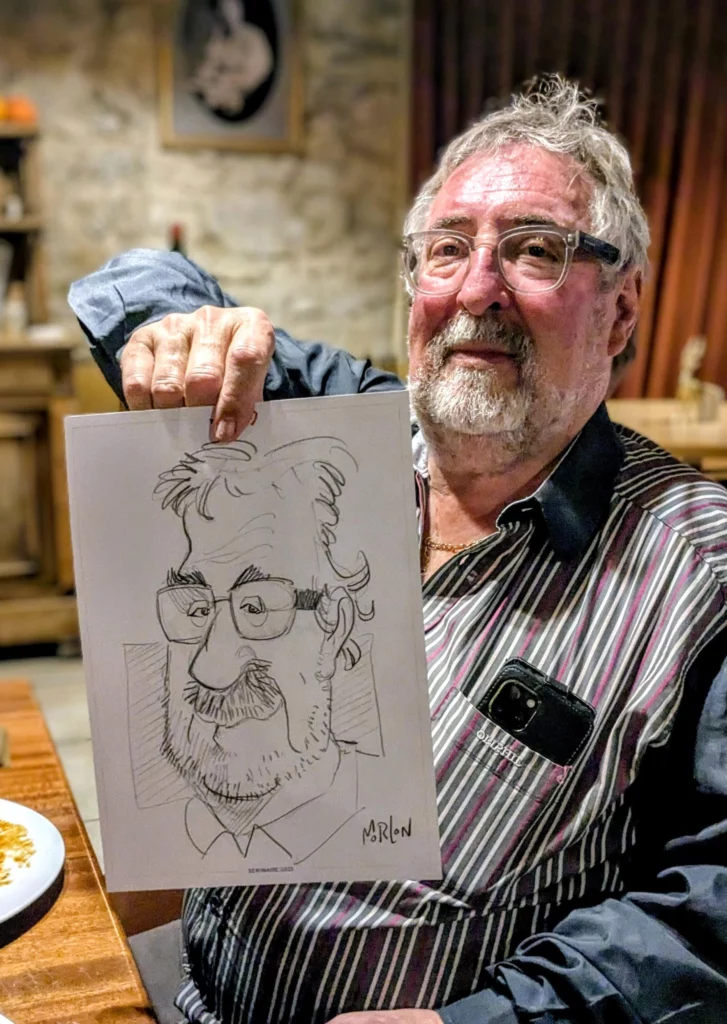 Caricaturiste en soirée dessinant une caricature en direct pour un invité
