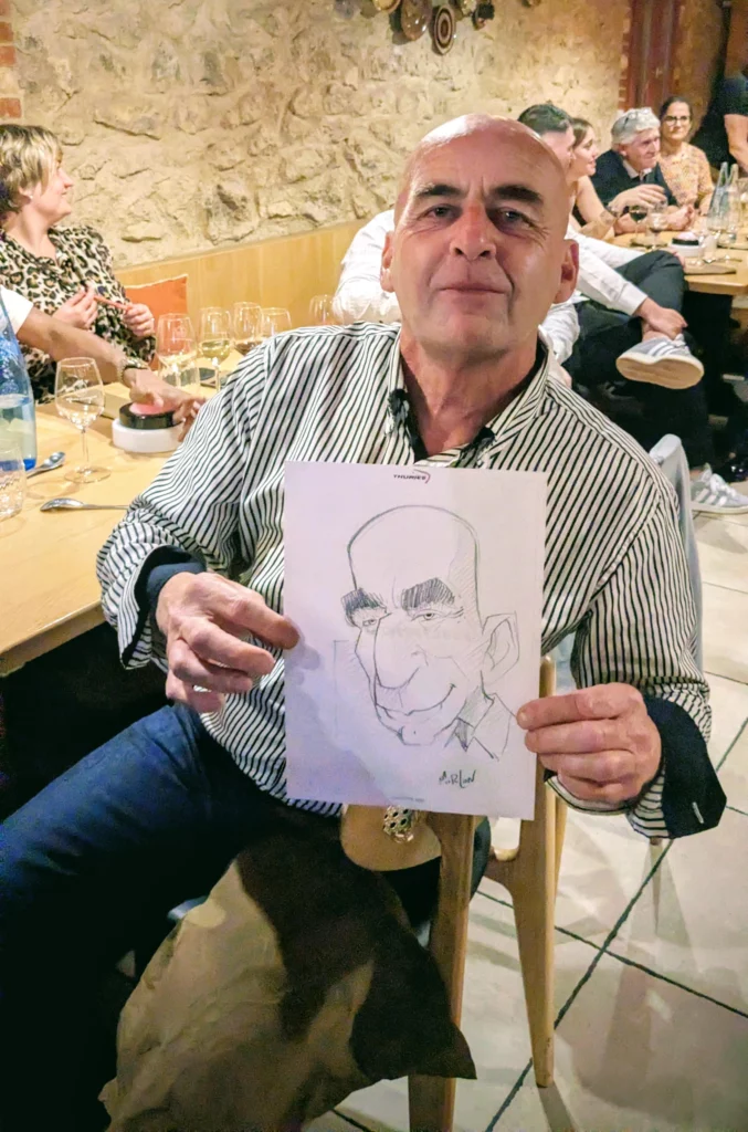 Homme posant avec sa caricature