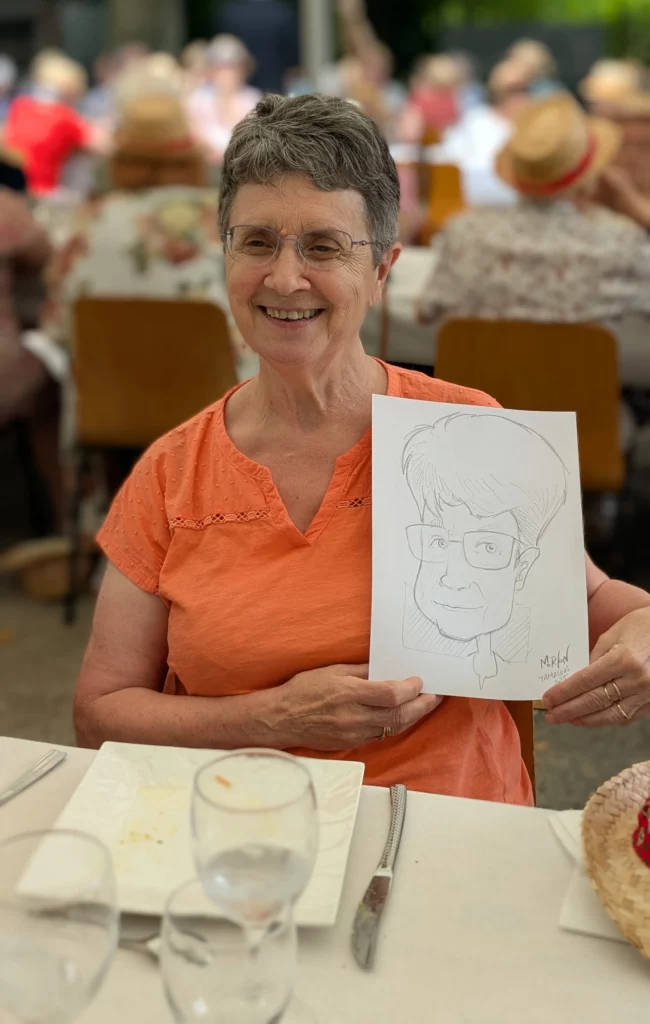 Femme souriante présentant sa caricature dessinée en direct