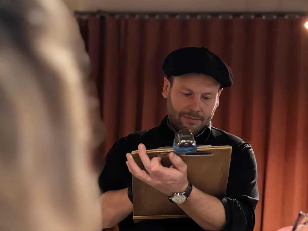 Morlon, caricaturiste pour évènement en train de dessiner une caricature live pour animation entreprise soiree mariage bar mitsvah barmitsvah montélimar france drome lyon morlon creation 9