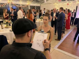 Caricaturiste dessinant pendant un dîner en salle