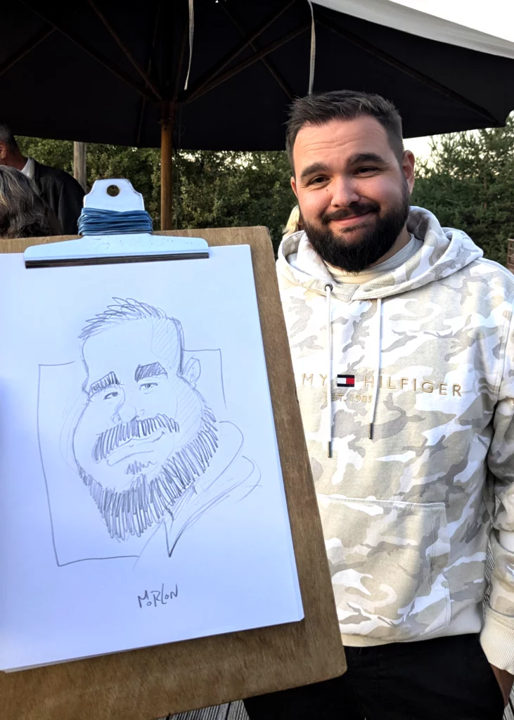Caricature exposée sur chevalet lors d’un événement