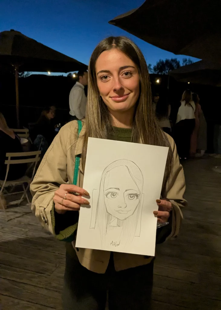 Invitée tenant sa caricature personnalisée