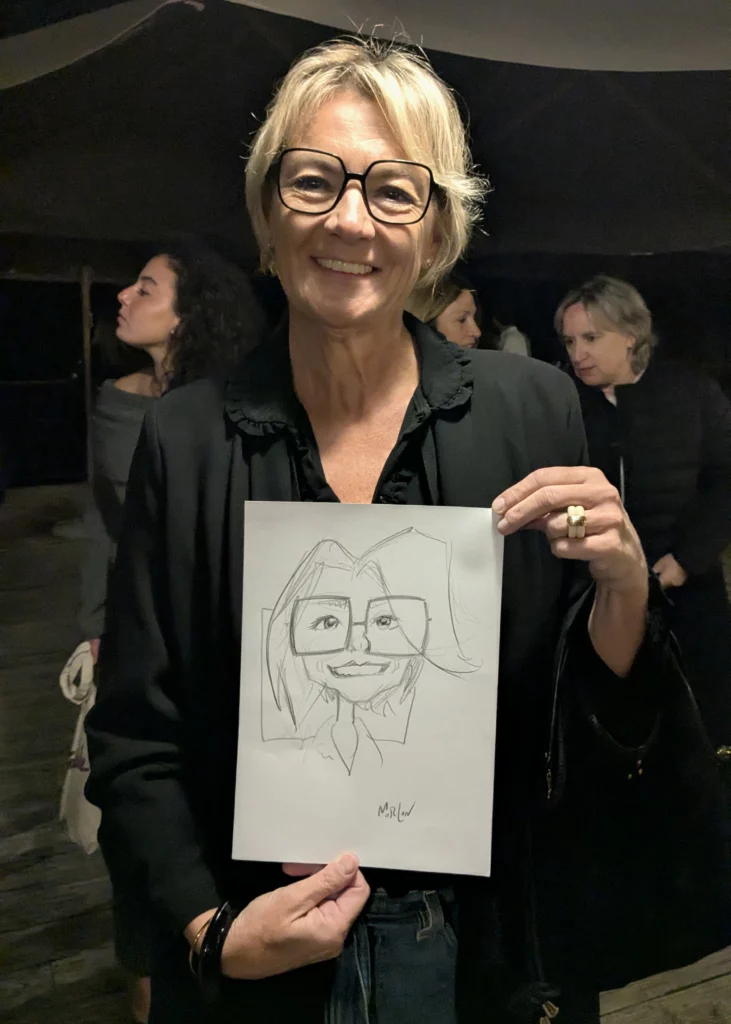 Invitée posant avec son portrait caricature