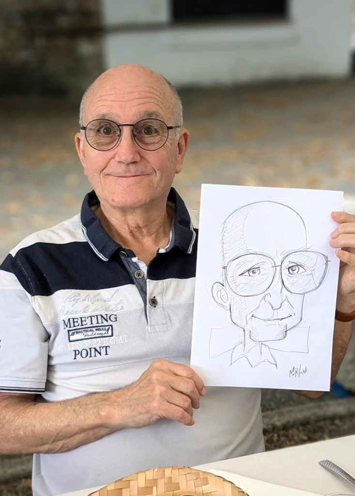 Invité tenant sa caricature dessinée en direct lors d’un événement