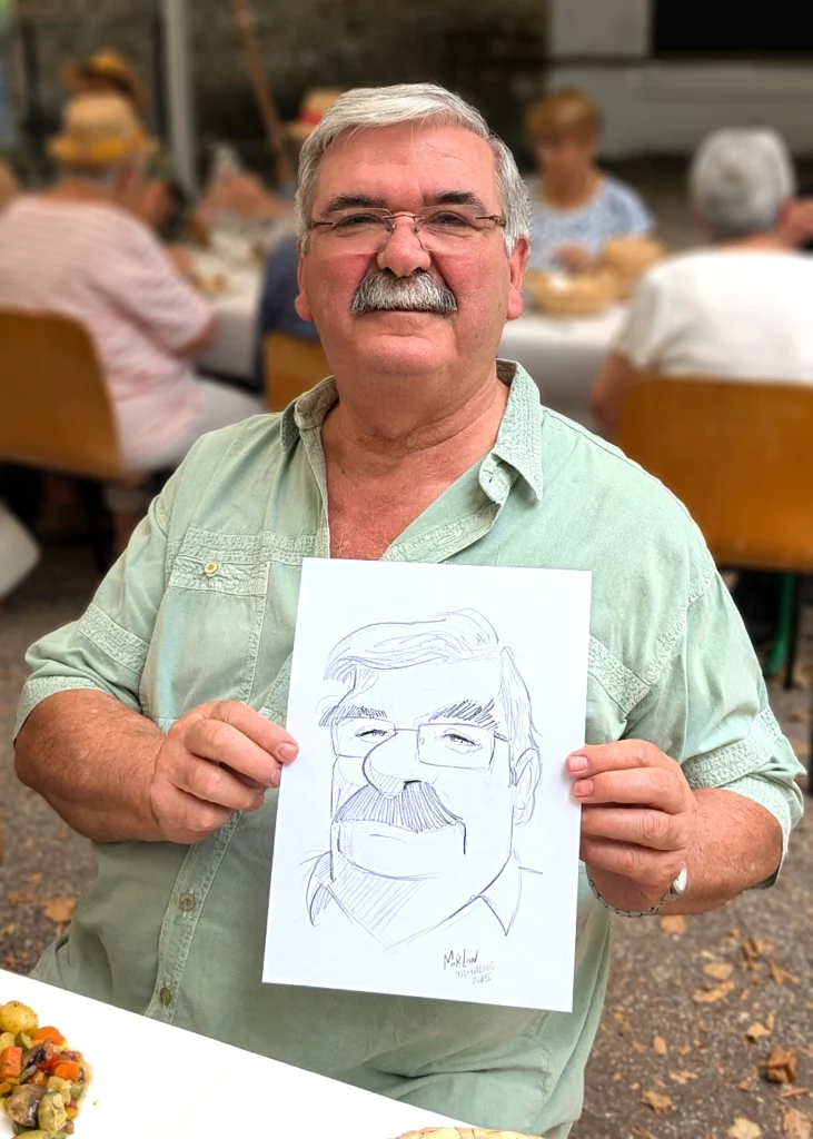 Homme moustachu posant avec sa caricature