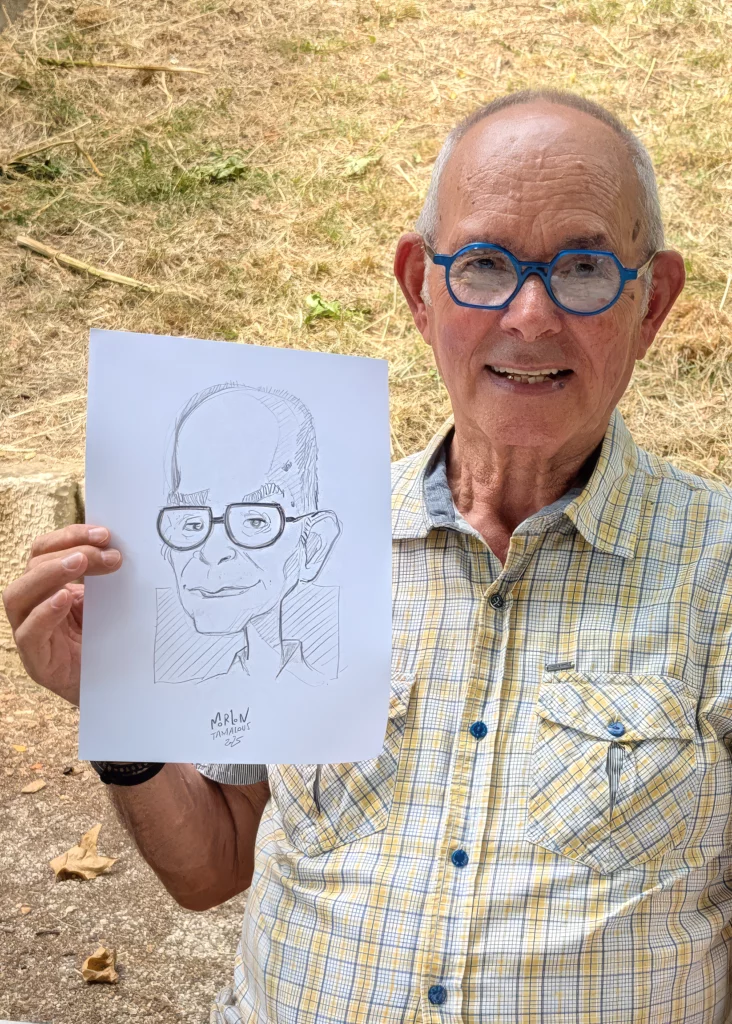 Invitée tenant sa caricature personnalisée