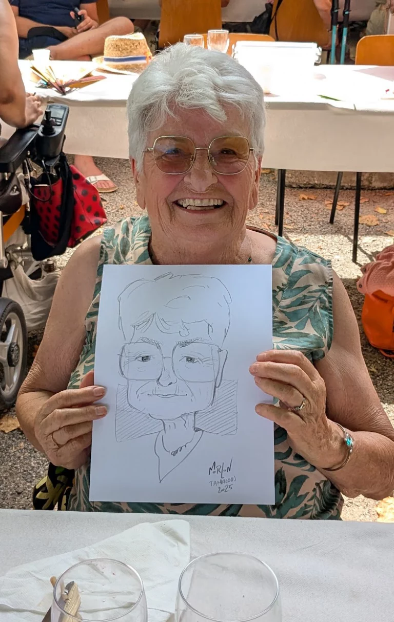 Invitée senior présentant sa caricature réalisée en direct