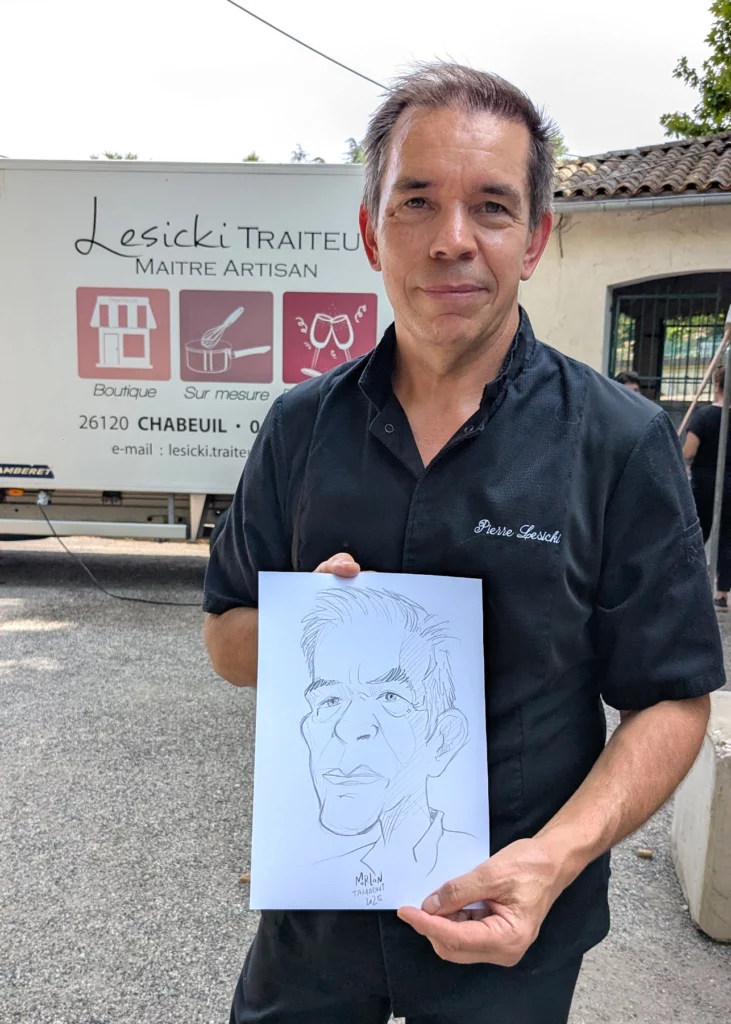 Homme montrant son portrait caricature personnalisé