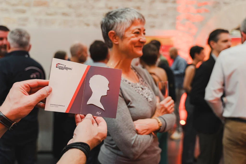 présenter un portrait découpé devant la femme qu'il a représenté