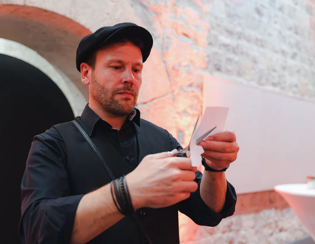 Silhouettiste découpant un portrait en papier lors d’un événement