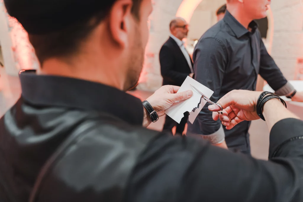 Silhouettiste présentant une silhouette découpée lors d’un cocktail