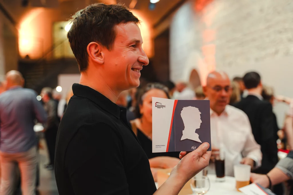 Invité tenant sa silhouette découpée personnalisée