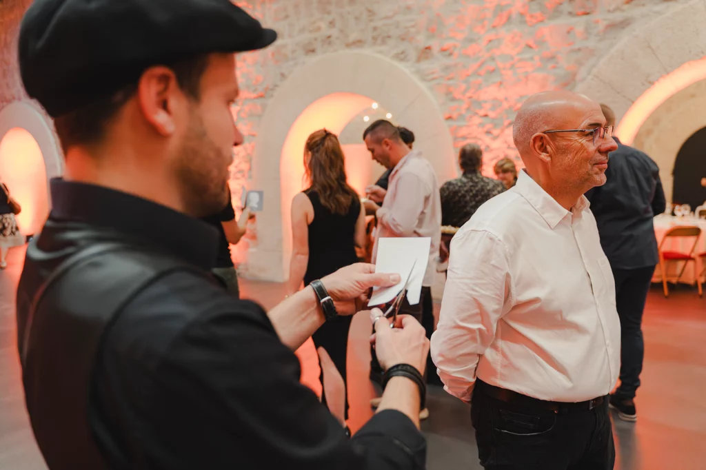 Silhouettiste échangeant avec des invités pendant la découpe