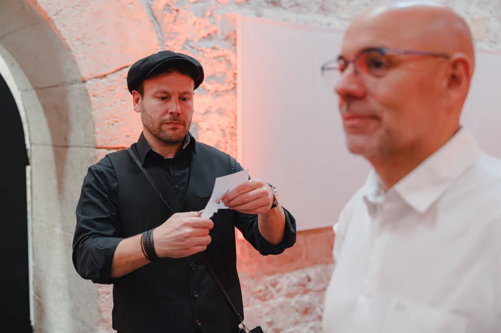 Silhouettiste réalisant un portrait profil en direct