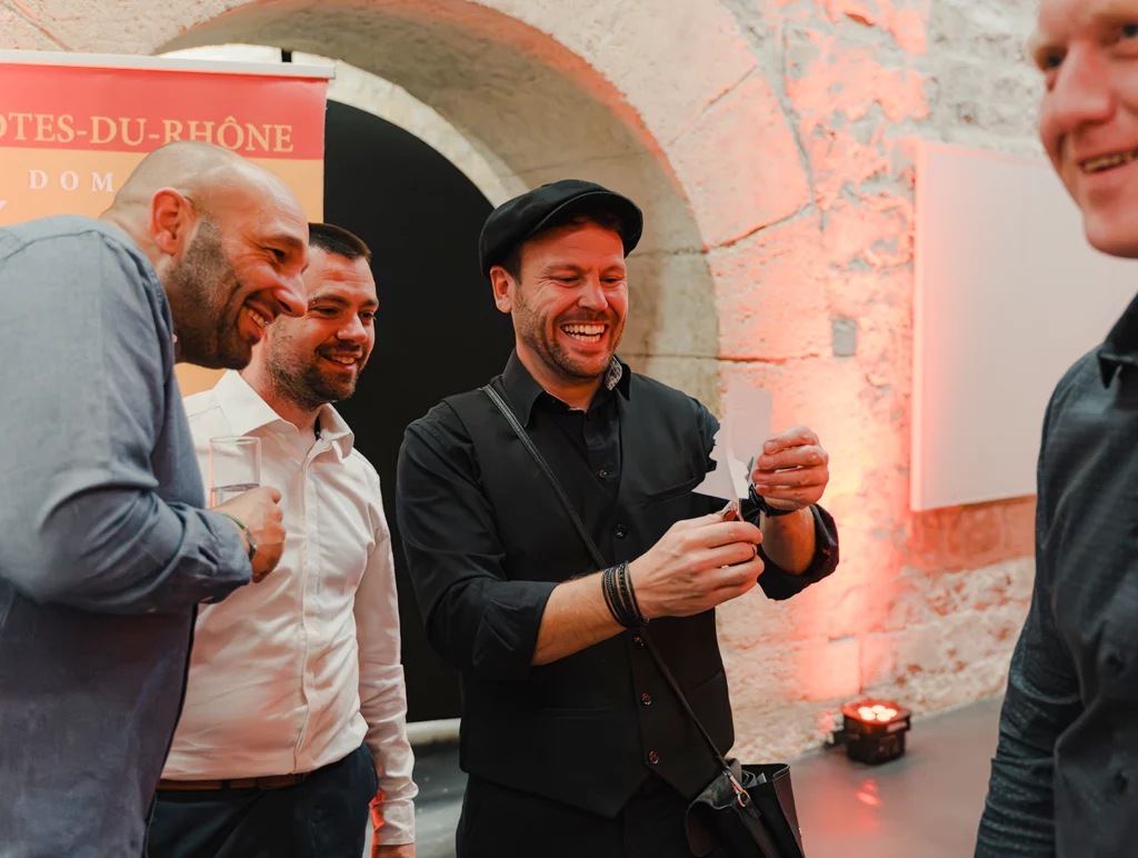 Silhouettiste échangeant avec des invités pendant la découpe